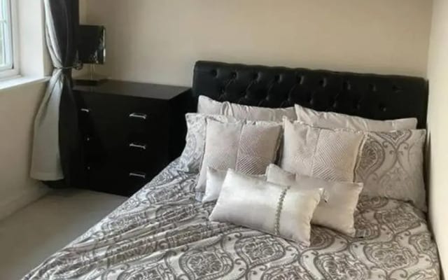 Charming House With Garden - Sleeps 6 & Parking