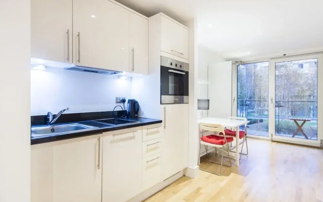 Modern Apt. in the Heart of Docklands