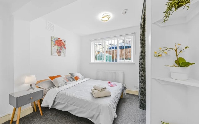 Stylish Central 2-bed Apartment With Pvt Garden