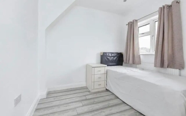 3 Bedroom House- Loughborough-sleeps 5-freeparking