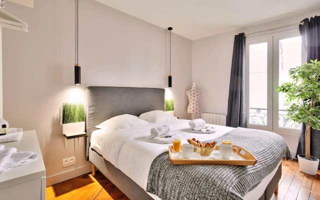 B 832 - Buttes Chaumont - Spacieux appartement