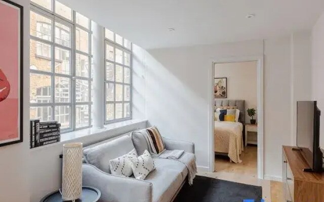 The Eyre Suite Seven - Farringdon - by Frankie
