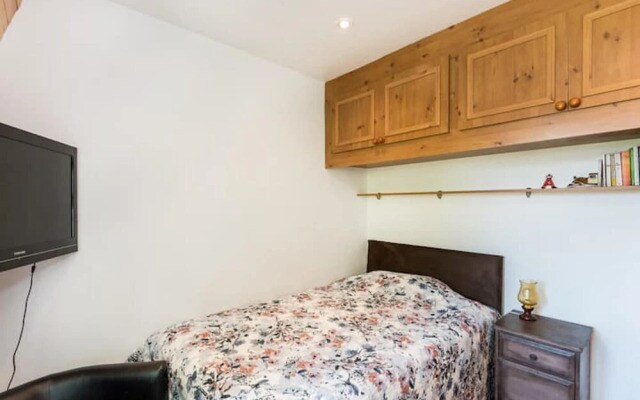 Inviting 5-bed House in London