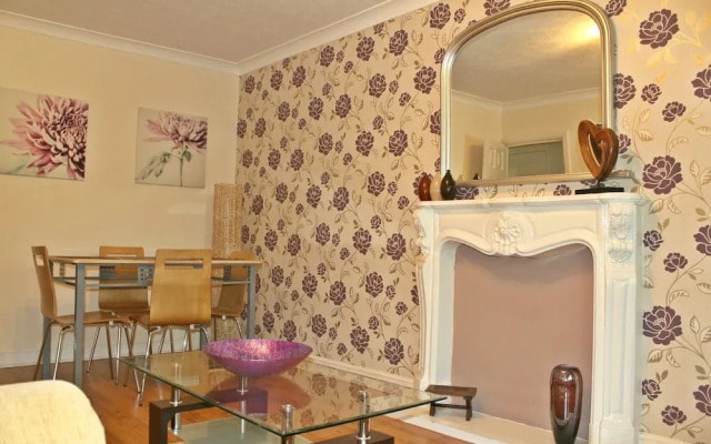 Balcony Apartment - Spacious 2 Large Beds