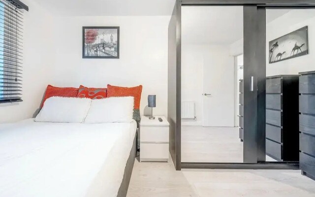 Luxury Central London Balcony 1-bed Apt w/ Parking