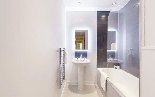 Elegant Double Bedroom in Belgravia