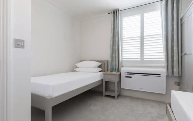 Crondace Road by Onefinestay