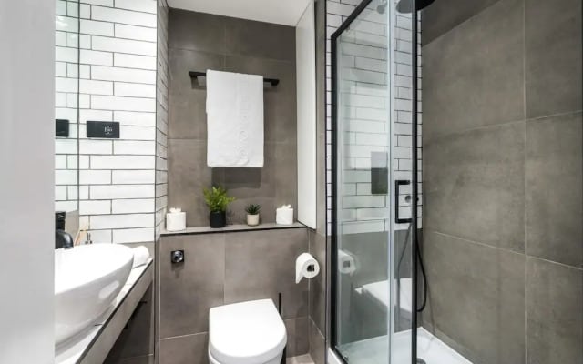 Stunning 3BD Riverside Flat Communal Roof Terrace