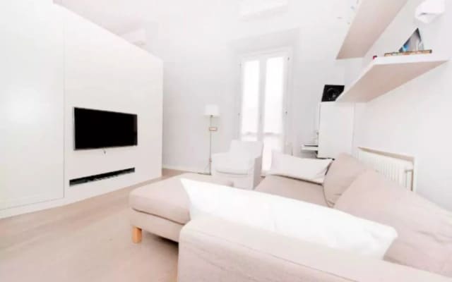 Modern and Beautiful 2 bed Flat Near the Colosseum