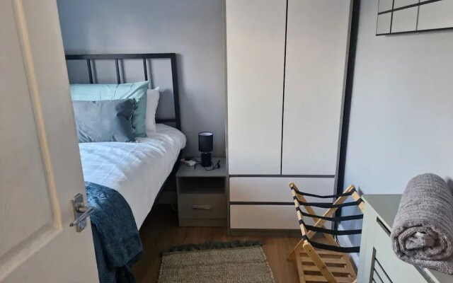 3 bed House, Sleeps 5, Near Airport and Town, Outside Parking Free