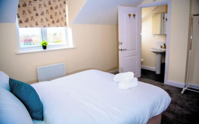 House - Sleeps 7 - Parking - 10min Drive to Centre