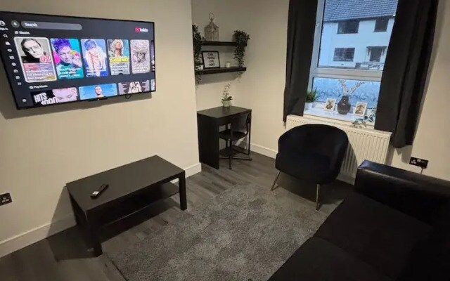 Shawforth - 2 Beds - Sleeps 4 - Street Parking