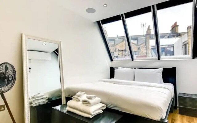 Stylish 2 bed 3 Storey House With Mezzanine