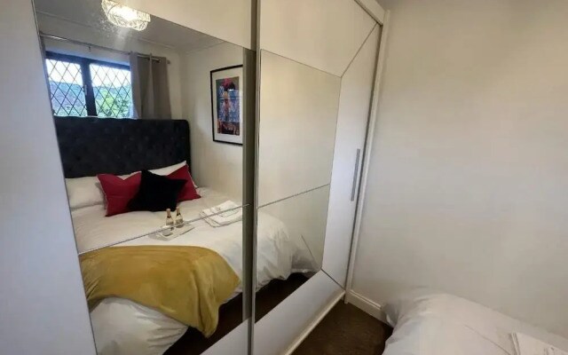 Impeccable 2-bed House Next to Old Trafford