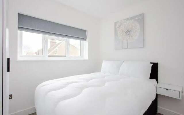 Designer 2 Bedroom Apartment in West London