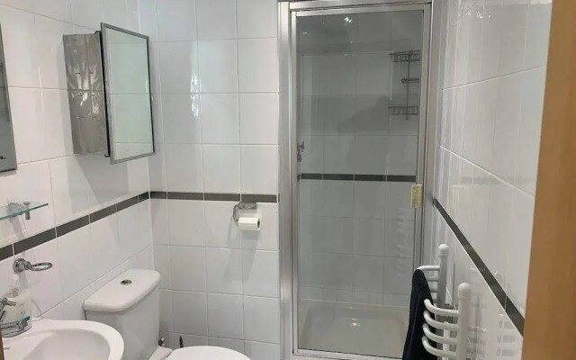2 Bed Flat - Sleeps 6 - Parking - Wifi