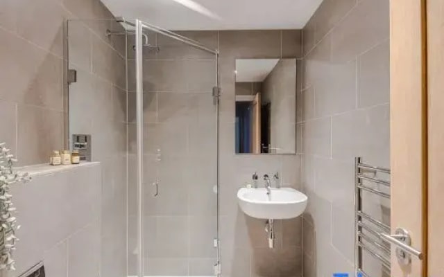 The Eyre Suite Seven - Farringdon - by Frankie