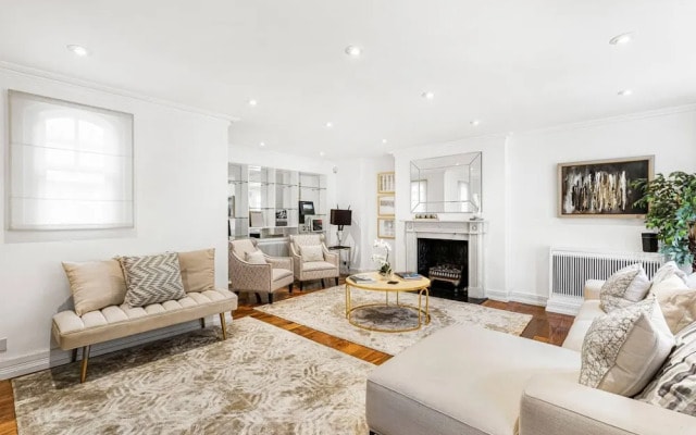 4-bed House Next To Harrods Private Parking