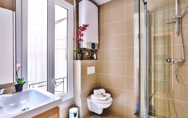 B 823 - Buttes Chaumont - Spacieux appartement