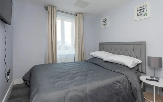 Stylish Elegant New Flat 5 Min from Crossrail