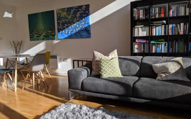 Stylish Canal-side Flat with Balcony