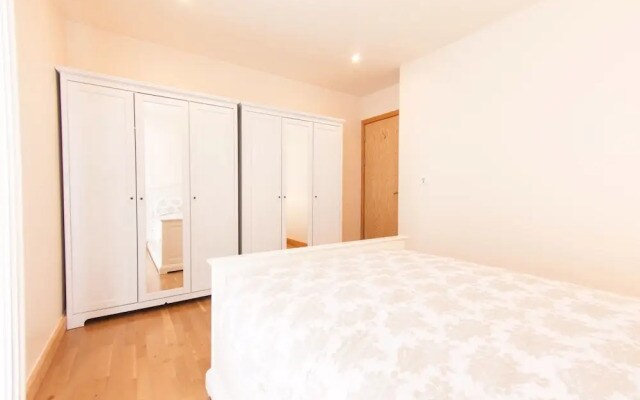 Spacious Riverside Flat for 4 in Stratford