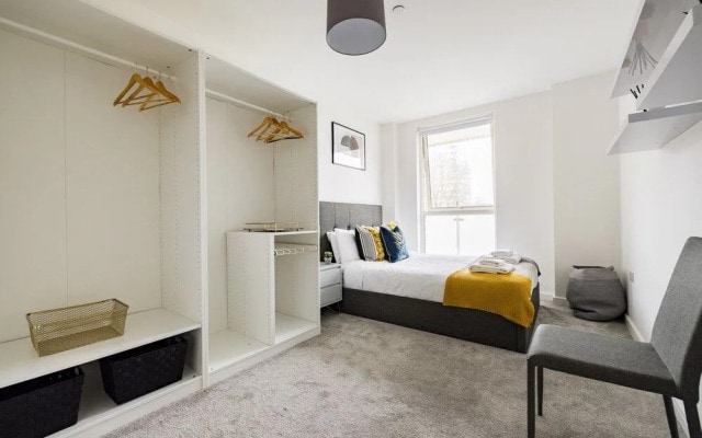 Sophisticated 2 Bed Flat with Balcony in Acton