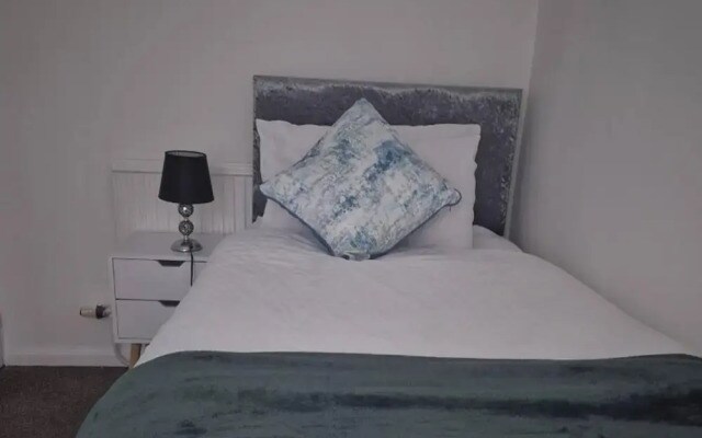 2-bed - Sleeps 6 - Free Parking