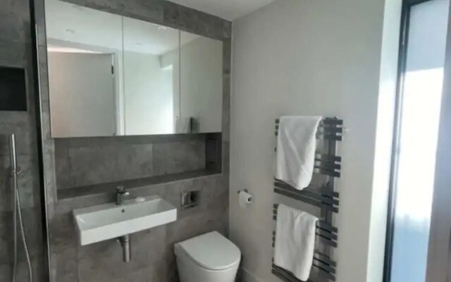 Modern 1BD Flat Near River Thames, Battersea!
