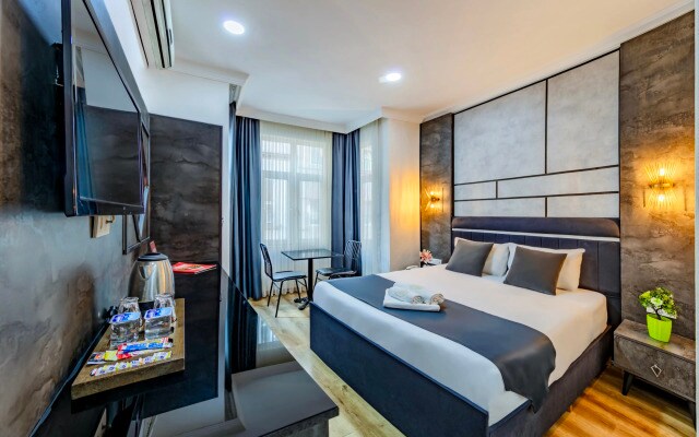 La Pazza Suites Hotel