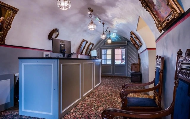 Отель Three Crowns Residents