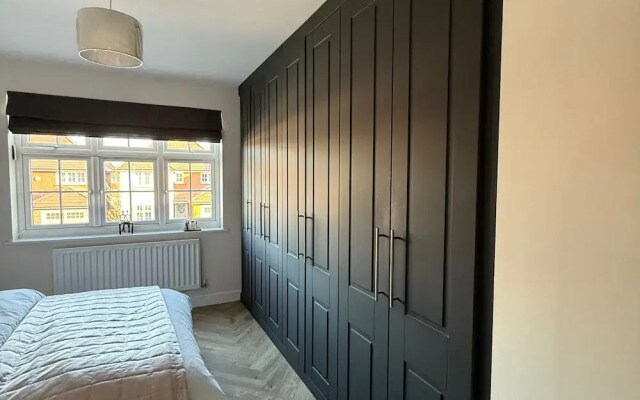 Halewood Haven - 4 Bedroom House