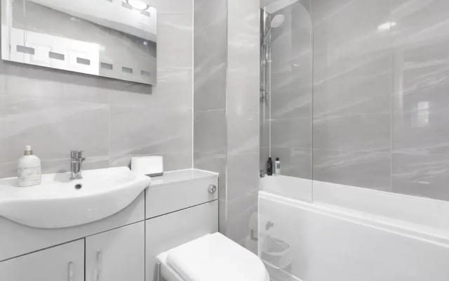 Stylish 4-bed Apartment - Parking & Central Links