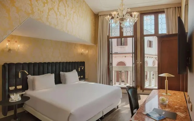 Отель NH Venezia Santa Lucia