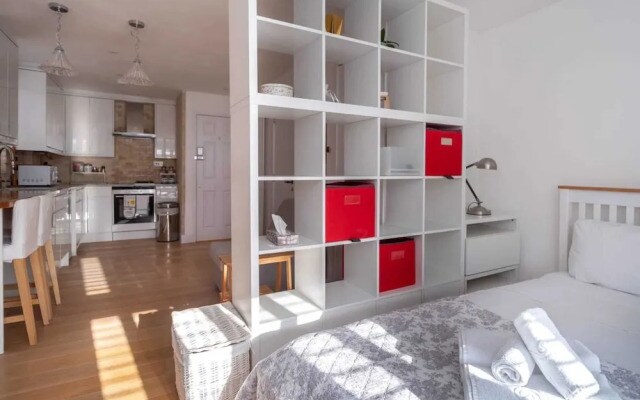 Light & airy studio, 2 mins from Queen's Park tube