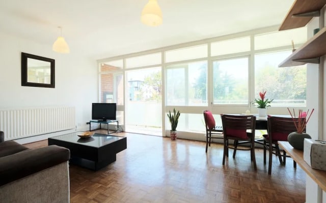Bright and Spacious 2 Bed Apartment - Sleeps 4
