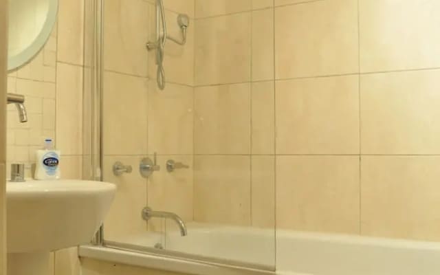 Spacious 2 Bedroom Home In Kensington