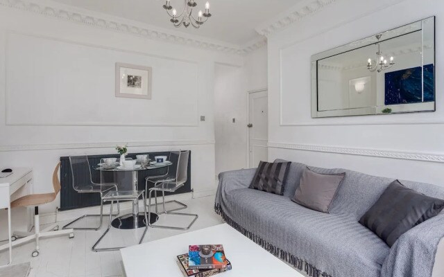 Stylish Manor Park Nest - AWX
