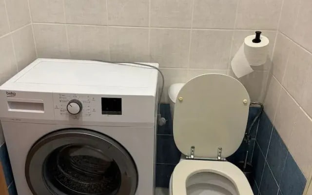 Studio - Sleeps 2 -smoking on Balcony - Pets -wifi