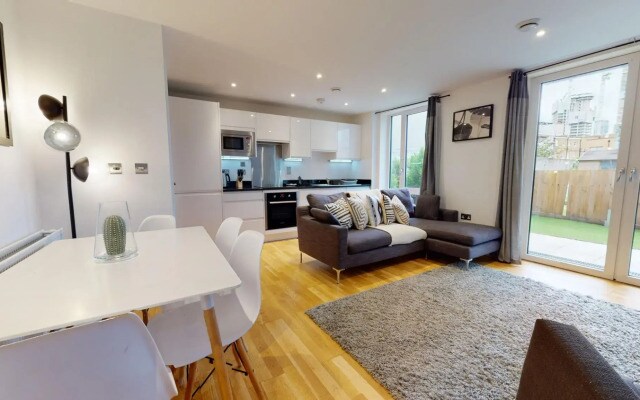 Comfy Two Bedroom One Bath Apartment in Limehouse
