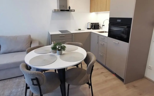 Kunigiskes Apt- Sleeps 4 - Pool & Hot Tub