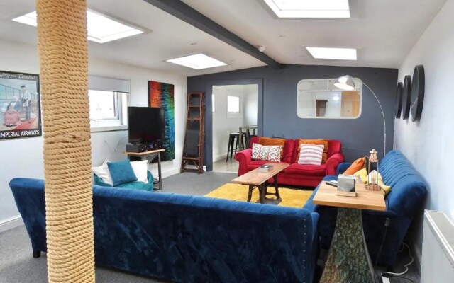 Luxury Waterfront Houseboat - Perfect for Large Groups