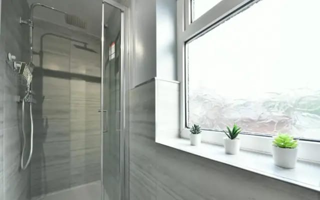 4 Bedroom, 2 Bathroom House - Free Parking