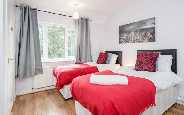 Dagenham Dream House - 4 Bedrooms