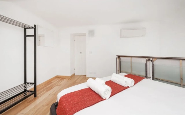 Inviting 3-bed Apartment in Roma 4mins to Colosseo