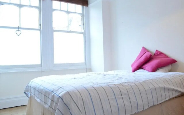 Shepherd's Bush 2 Bedroom Flat With Garden