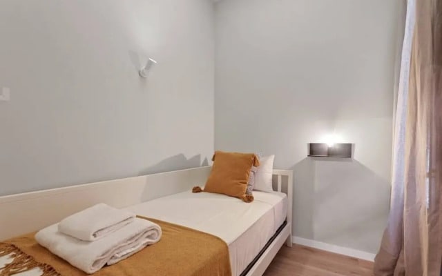 Designer 4 Bed Apt W Balcony Near Plaça Catalunya