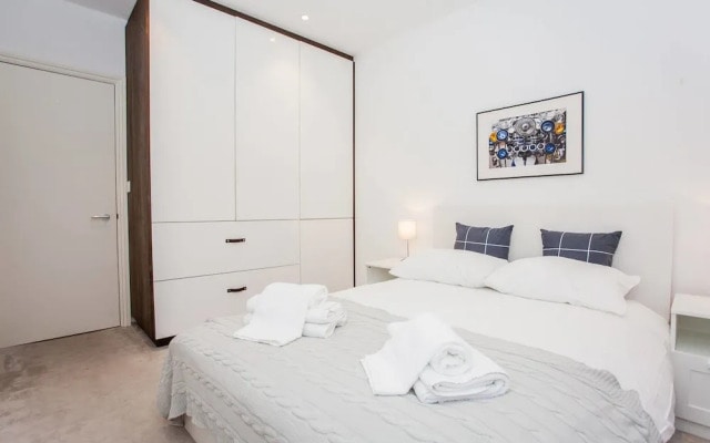 Luxurious 3 Bedroom Property With Roof Terrace