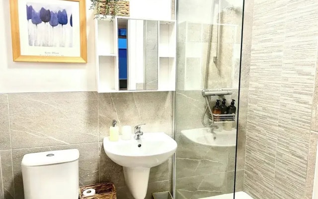 Modern Central Edwardian Apartment 4pp Private Ent