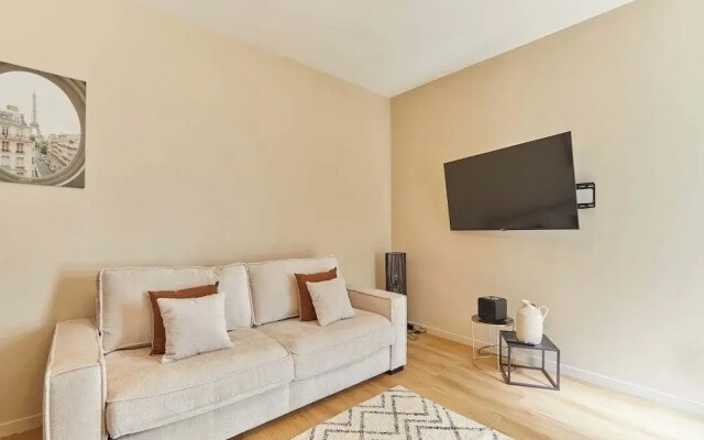 Bright Modern Studio Near the Seine Paris 16